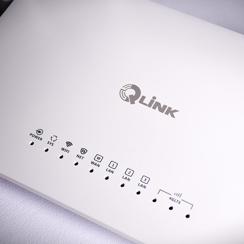 مودم روتر 4G LTE بی سیم قابل حمل کیولینک QLINK QL610 با استاندارد بی سیم 802.11 b/g/n ، سرعت 300 مگابیت بر ثانیه، چهار آنتن 5dBi، پشتیبانی همزمان تا 32 کاربر و اتصال سیمکارت 3G/4G